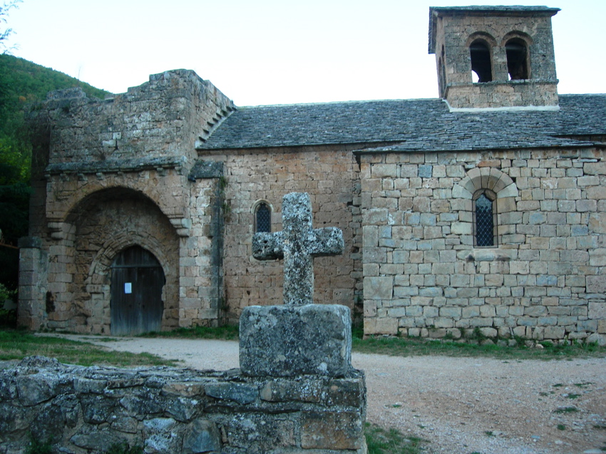 000E  petite chapelle romane 3