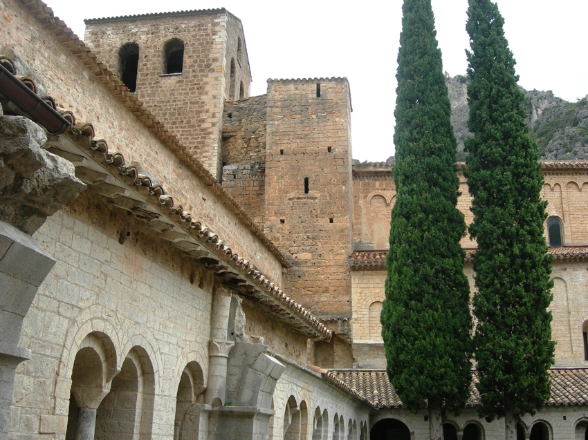 086 St Guilhem le DeÃÅsert(abbaye de Gellone, cloiÃÇtre)